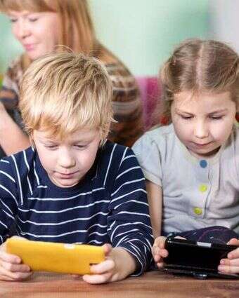 ילדים עם מסכים | שאטרסטוק ילדים עם מסכים | שאטרסטוק