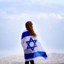 נערה ביום העצמאות | שאטרסטוק נערה ביום העצמאות | שאטרסטוק