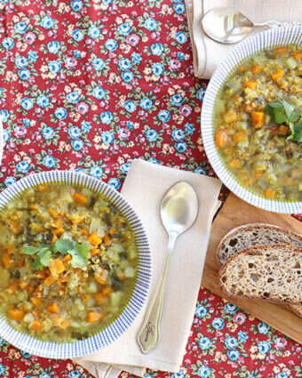 מרק עדשים וירקות עשיר ומחמם. | אפרת ליכטנשטט מרק עדשים וירקות עשיר ומחמם. | אפרת ליכטנשטט