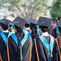 "כולנו נצטרך לתת את הדעת על השאלה מה נדרש ללמוד בעידן שאחרי הדפוס". סטודנטים בטקס קבלת תואר. | שאטרסטוק "כולנו נצטרך לתת את הדעת על השאלה מה נדרש ללמוד בעידן שאחרי הדפוס". סטודנטים בטקס קבלת תואר. | שאטרסטוק