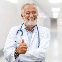 רופא מבוגר | אילוסטרציה: שאטרסטוק רופא מבוגר | אילוסטרציה: שאטרסטוק