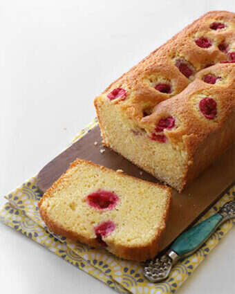 עוגת תפוזים ופירות יער מקמח תירס. | אפרת ליכטנשטט עוגת תפוזים ופירות יער מקמח תירס. | אפרת ליכטנשטט