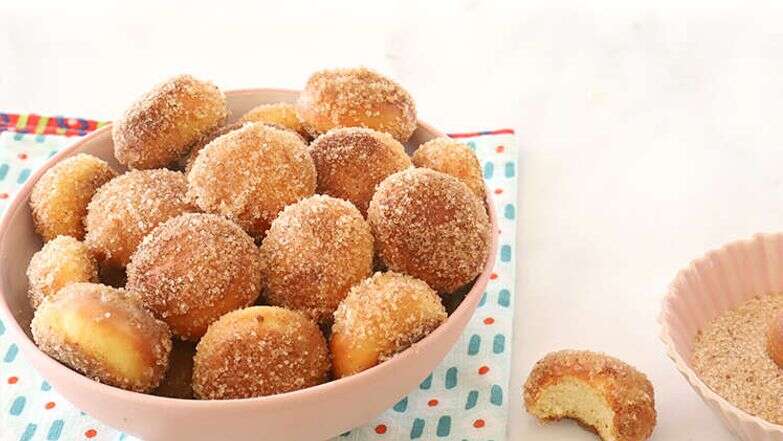 מיני סופגניות סוכר וקינמון אפויות. | אפרת ליכטנשטט מיני סופגניות סוכר וקינמון אפויות. | אפרת ליכטנשטט