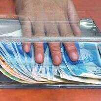 משיכת כסף | שאטרסטוק משיכת כסף | שאטרסטוק