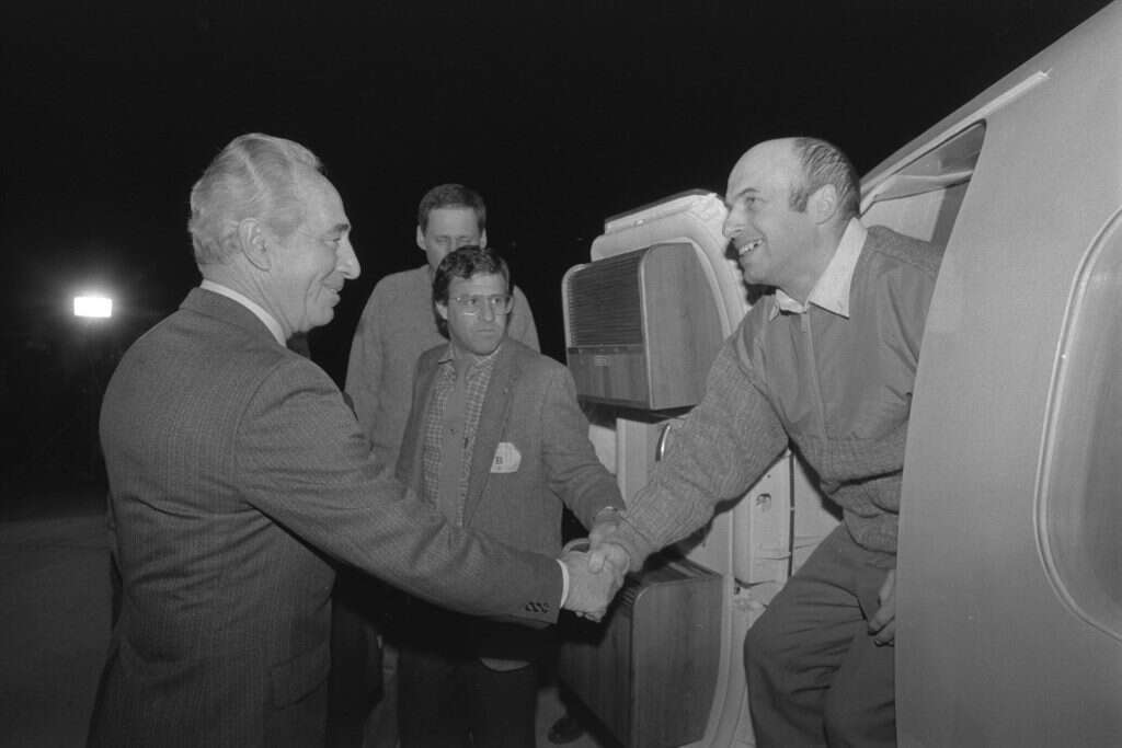 האסטרטגיה של נתניהו קלעה בול. נתן שרנסקי מגיע לישראל, 1986. | נתי הרניק, לע"מ האסטרטגיה של נתניהו קלעה בול. נתן שרנסקי מגיע לישראל, 1986. | נתי הרניק, לע"מ