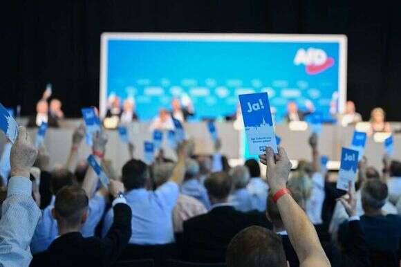 מצביעים בוועידת המפלגה AfD חברי במדינת באדן־וירטמברג. | גטי אימג'ס מצביעים בוועידת המפלגה AfD חברי במדינת באדן־וירטמברג. | גטי אימג'ס