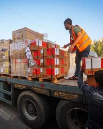 משאיות הסיוע ההומניטרי פורקות בבית החולים בחאן יונס בדרום רצועת עזה. | עטיה מוחמד/פלאש90 משאיות הסיוע ההומניטרי פורקות בבית החולים בחאן יונס בדרום רצועת עזה. | עטיה מוחמד/פלאש90