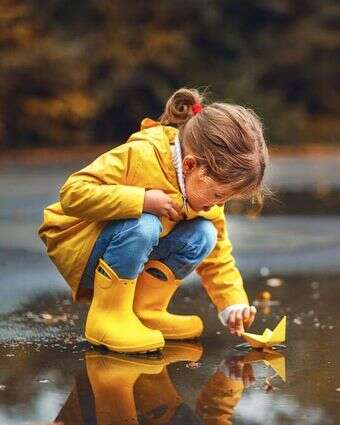 ילדים משחקים בשלוליות. | שאטרסטוק ילדים משחקים בשלוליות. | שאטרסטוק