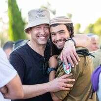 יעקב ניצן עם בנו, סמ"ר גלעד נחמיה ניצן הי"ד. | באדיבות המשפחה יעקב ניצן עם בנו, סמ"ר גלעד נחמיה ניצן הי"ד. | באדיבות המשפחה