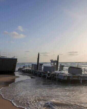 כלי שיט אמריקני וחלק מהמזח הצף שנסחפו מעזה לחוף אשדוד. | AFP כלי שיט אמריקני וחלק מהמזח הצף שנסחפו מעזה לחוף אשדוד. | AFP