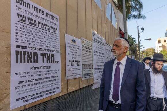 אלי ישי בדרכו לניחום אבלים, ביום שלישי | יוסי אלוני אלי ישי בדרכו לניחום אבלים, ביום שלישי | יוסי אלוני