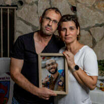 תהילה וחגי ואן־גלדר עם תמונת בנם, עומר הי"ד | נעמה שטרן תהילה וחגי ואן־גלדר עם תמונת בנם, עומר הי"ד | נעמה שטרן