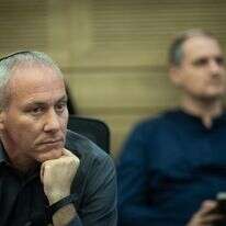 מספר בגילוי לב על תקופות של אובדן אמונה ועל תקלות צבאיות טרגיות. טרופר בכנסת | יונתן זינדל, פלאש 90 מספר בגילוי לב על תקופות של אובדן אמונה ועל תקלות צבאיות טרגיות. טרופר בכנסת | יונתן זינדל, פלאש 90