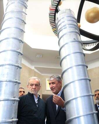 נשיא איראן מסעוד פזשקיאן (שני מימין) וראש ארגון האטום האיראני מוחמד אסלאמי (מימין) בעת ביקורם בתערוכת הישגים גרעיניים במהלך טקס לציון יום הטכנולוגיה האטומית של איראן בטהרן | EPA נשיא איראן מסעוד פזשקיאן (שני מימין) וראש ארגון האטום האיראני מוחמד אסלאמי (מימין) בעת ביקורם בתערוכת הישגים גרעיניים במהלך טקס לציון יום הטכנולוגיה האטומית של איראן בטהרן | EPA