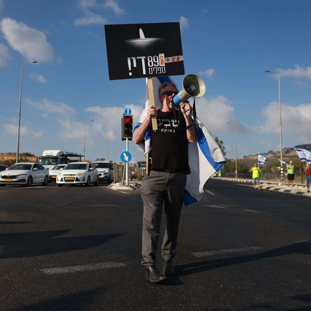 חסימת כביש בצומת מחניים, במסגרת ההפגנות נגד המלחמה | דוד כהן, פלאש 90 חסימת כביש בצומת מחניים, במסגרת ההפגנות נגד המלחמה | דוד כהן, פלאש 90