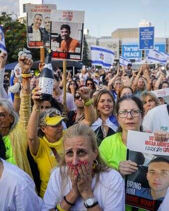 כיכר החטופים בזמן העסקה | Miriam Alster/Flash90 כיכר החטופים בזמן העסקה | Miriam Alster/Flash90