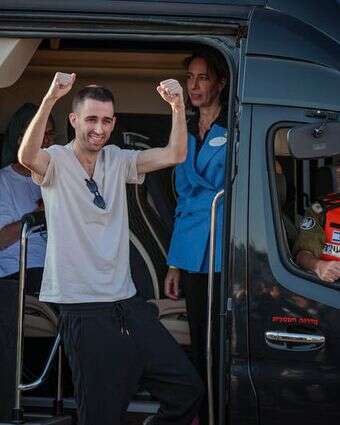 לראות אחים שלא פגשנו מעולם. אבינתן אור מגיע לבית החולים בילינסון, השבוע | יוסי אלוני, פלאש 90 לראות אחים שלא פגשנו מעולם. אבינתן אור מגיע לבית החולים בילינסון, השבוע | יוסי אלוני, פלאש 90