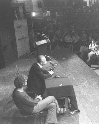 יצחק רבין ולידו המנחה אורי זוהר בכנס בחירות שהתקיים במועדון צוותא, 1977 | צילום: יעקב סער, לע"מ יצחק רבין ולידו המנחה אורי זוהר בכנס בחירות שהתקיים במועדון צוותא, 1977 | צילום: יעקב סער, לע"מ