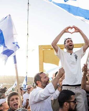 "עוד אבינוש חי". אבינתן אור מתקבל  בשירה וריקודים בכניסה ליישוב שילה | נעמה שטרן "עוד אבינוש חי". אבינתן אור מתקבל  בשירה וריקודים בכניסה ליישוב שילה | נעמה שטרן