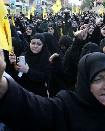 הלווייתו של רמטכ"ל חיזבאללה טבטבאי בדאחייה של ביירות | אי.פי.איי הלווייתו של רמטכ"ל חיזבאללה טבטבאי בדאחייה של ביירות | אי.פי.איי