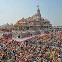 חנוכת המקדש באיודיה. בראש המגדל מתנוסס דגל הזעפרן | EPA חנוכת המקדש באיודיה. בראש המגדל מתנוסס דגל הזעפרן | EPA