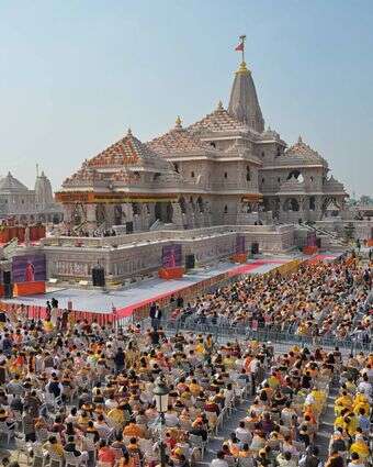 חנוכת המקדש באיודיה. בראש המגדל מתנוסס דגל הזעפרן | EPA חנוכת המקדש באיודיה. בראש המגדל מתנוסס דגל הזעפרן | EPA