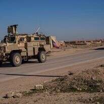 שיירה צבאית אמריקאית נוסעת לאורך כביש במחוז חסכה בצפון מזרח סוריה | AP/ברנאט ארמנגה שיירה צבאית אמריקאית נוסעת לאורך כביש במחוז חסכה בצפון מזרח סוריה | AP/ברנאט ארמנגה