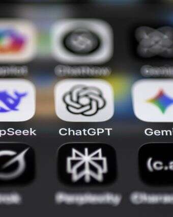 צג טלפון נייד המציג את הסמלים של אפליקציות הבינה המלאכותית | EPA/HANNIBAL HANSCHKE צג טלפון נייד המציג את הסמלים של אפליקציות הבינה המלאכותית | EPA/HANNIBAL HANSCHKE