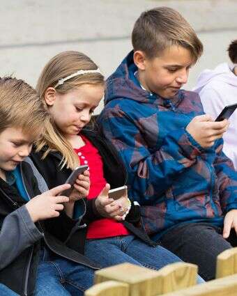 ילדים עם מסכים | שאטרסטוק ילדים עם מסכים | שאטרסטוק