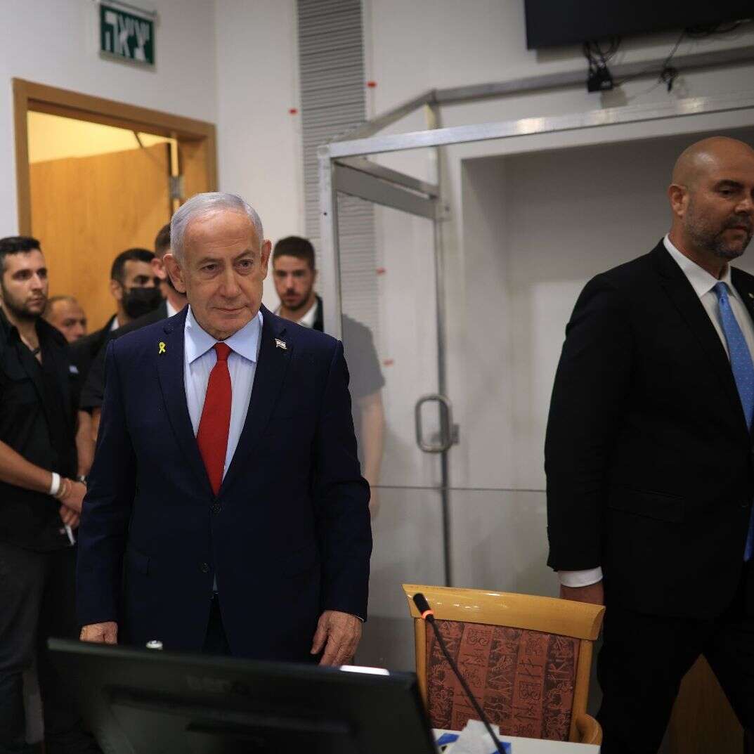 בנימין נתניהו מגיע לאולם בית המשפט המחוזי בתל אביב, לפני תחילת עדותו במשפט נגדו, ספטמבר 2025 | איתי רון - POOL בנימין נתניהו מגיע לאולם בית המשפט המחוזי בתל אביב, לפני תחילת עדותו במשפט נגדו, ספטמבר 2025 | איתי רון - POOL