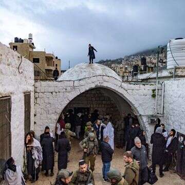 תפילת שחרית בקבר יוסף, אתמול | חיים גולדברג, פלאש 90 תפילת שחרית בקבר יוסף, אתמול | חיים גולדברג, פלאש 90