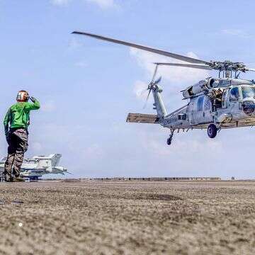 מסוק אמריקני נוחת על נושאת המטוסים אברהם לינקולן באוקיינוס ההודי, בשבוע שעבר | AP מסוק אמריקני נוחת על נושאת המטוסים אברהם לינקולן באוקיינוס ההודי, בשבוע שעבר | AP