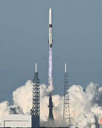 טיל גלן המריא למשימה השנייה שלו, ה-NG-2, ממתחם שיגור החלל 36 בתחנת כוח החלל בקייפ קנוורל, פלורידה, ב-13 בנובמבר 2025. ניו גלן, הטיל הגדול שנבנה על ידי חברת החלל Blue Origin של ג'ף בזוס, צפוי להמריא למשימה השנייה שלו ככל שהתחרות עם SpaceX של אילון מאסק גוברת | CHANDAN KHANNA / AFP טיל גלן המריא למשימה השנייה שלו, ה-NG-2, ממתחם שיגור החלל 36 בתחנת כוח החלל בקייפ קנוורל, פלורידה, ב-13 בנובמבר 2025. ניו גלן, הטיל הגדול שנבנה על ידי חברת החלל Blue Origin של ג'ף בזוס, צפוי להמריא למשימה השנייה שלו ככל שהתחרות עם SpaceX של אילון מאסק גוברת | CHANDAN KHANNA / AFP