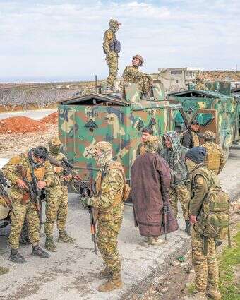 המטרה היא יציבות. כוחות א־שרע ממזרח לחלב, בדרכם לנהר פרת | EPA המטרה היא יציבות. כוחות א־שרע ממזרח לחלב, בדרכם לנהר פרת | EPA