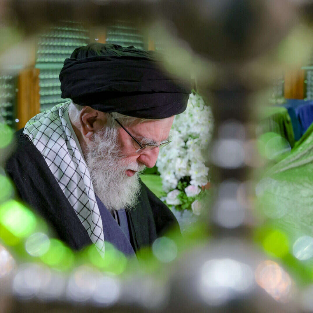 מנהיג העליון האייתוללה עלי חמינאי מתפלל על קברו של מייסד המהפכה המנוח האייתוללה חומייני, לציון 47 שנה לחזרתו מגלותו במהלך המהפכה האסלאמית של 1979, ממש מחוץ לטהרן, איראן | AFP מנהיג העליון האייתוללה עלי חמינאי מתפלל על קברו של מייסד המהפכה המנוח האייתוללה חומייני, לציון 47 שנה לחזרתו מגלותו במהלך המהפכה האסלאמית של 1979, ממש מחוץ לטהרן, איראן | AFP