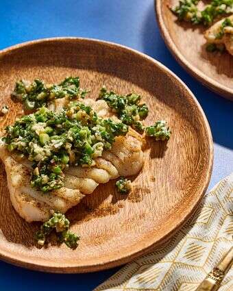 דג צרוב עם סלסת בוטנים חריפה – ארוחה קלה עם טוויסט | טום מקורקל' עיצוב אוכל מאת ג'ינה ניסטיקו עבור הוושינגטון פוסט דג צרוב עם סלסת בוטנים חריפה – ארוחה קלה עם טוויסט | טום מקורקל' עיצוב אוכל מאת ג'ינה ניסטיקו עבור הוושינגטון פוסט