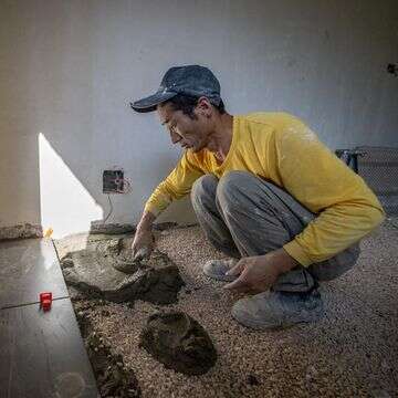 פועל בנייה סיני באתר בנייה בירושלים | חיים גולדברג/פלאש90 פועל בנייה סיני באתר בנייה בירושלים | חיים גולדברג/פלאש90