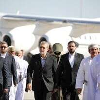 מזכיר המועצה העליונה לביטחון לאומי, עלי לאריג'אני (במרכז), מגיע למוסקט, עומאן, ב-10 בפברואר 2026. פקיד הביטחון הבכיר של איראן נפגש עם שליט עומאן במוסקט ב-10 בפברואר, ימים לאחר סבב שיחות חדש בין גורמים מוושינגטון וטהראן. עלי לאריג'אני, העומד בראש המועצה העליונה לביטחון לאומי, והסולטן היית'ם בן טארק "דנו בהתפתחויות האחרונות במשא ומתן האיראני-אמריקאי", כך מסרה סוכנות הידיעות הרשמית של עומאן | National Security / AFP מזכיר המועצה העליונה לביטחון לאומי, עלי לאריג'אני (במרכז), מגיע למוסקט, עומאן, ב-10 בפברואר 2026. פקיד הביטחון הבכיר של איראן נפגש עם שליט עומאן במוסקט ב-10 בפברואר, ימים לאחר סבב שיחות חדש בין גורמים מוושינגטון וטהראן. עלי לאריג'אני, העומד בראש המועצה העליונה לביטחון לאומי, והסולטן היית'ם בן טארק "דנו בהתפתחויות האחרונות במשא ומתן האיראני-אמריקאי", כך מסרה סוכנות הידיעות הרשמית של עומאן | National Security / AFP