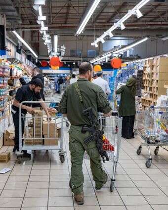 למרות הריבית הגבוהה שמקשה גם ככה על הלווים,הציבור משלם כמו גדול | יונתן סינדל- פלאש90 למרות הריבית הגבוהה שמקשה גם ככה על הלווים,הציבור משלם כמו גדול | יונתן סינדל- פלאש90