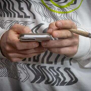 אדם מעשן ובפלאפון ברחובות ירושלים | חיים גולדברג, פלאש 90 אדם מעשן ובפלאפון ברחובות ירושלים | חיים גולדברג, פלאש 90