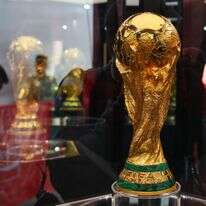 גביע גביע העולם הרשמי מוצג במהלך טקס חלוקתו במסגרת סבב הגביעים של מונדיאל 2026 באצטדיון BBVA בגוואדלופה, נואבו לאון, מקסיקו | Julio Cesar AGUILAR / AFP גביע גביע העולם הרשמי מוצג במהלך טקס חלוקתו במסגרת סבב הגביעים של מונדיאל 2026 באצטדיון BBVA בגוואדלופה, נואבו לאון, מקסיקו | Julio Cesar AGUILAR / AFP