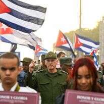 נשיא קובה, מיגל דיאז-קאנל (במרכז התמונה, במדי צבא) משתתף במחאה "אנטי-אימפריאליסטית" מול שגרירות ארה"ב נגד הפלישה האמריקנית לוונצואלה | AFP נשיא קובה, מיגל דיאז-קאנל (במרכז התמונה, במדי צבא) משתתף במחאה "אנטי-אימפריאליסטית" מול שגרירות ארה"ב נגד הפלישה האמריקנית לוונצואלה | AFP