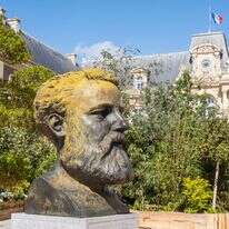 בניין העירייה ופסל ברונזה של ז'ול ורן באמיין שבצרפת,
מאת האמן והפסל פיליפ ארנו | שאטרסטוק בניין העירייה ופסל ברונזה של ז'ול ורן באמיין שבצרפת,
מאת האמן והפסל פיליפ ארנו | שאטרסטוק