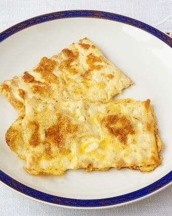 המציות הכי טעימות בעולם: לביבות מצה זהובות ופריכות | שאטרסטוק המציות הכי טעימות בעולם: לביבות מצה זהובות ופריכות | שאטרסטוק