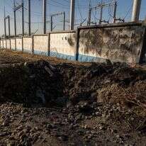 תמונה של מכתש לאחר הפגזה ליד תחנת כוח בבלגורוד | אנדריי בורודולין / AFP תמונה של מכתש לאחר הפגזה ליד תחנת כוח בבלגורוד | אנדריי בורודולין / AFP