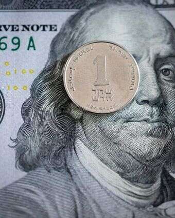 מטבע השקל, על רקע שטר הדולר | נתי שוחט, פלאש 90 מטבע השקל, על רקע שטר הדולר | נתי שוחט, פלאש 90