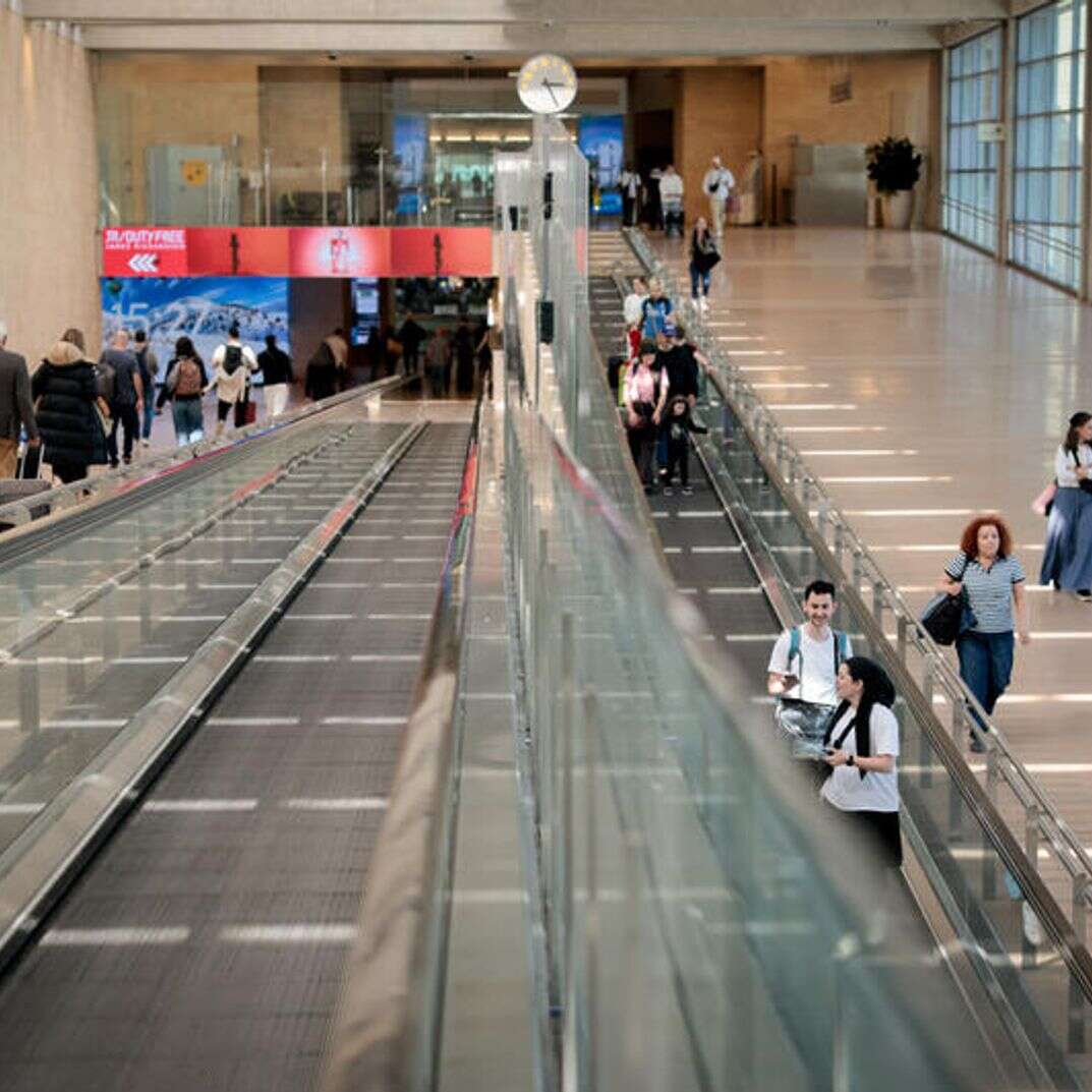 אנשים שבים לארץ בנתב"ג | נתי שוחט/FLASH90 אנשים שבים לארץ בנתב"ג | נתי שוחט/FLASH90