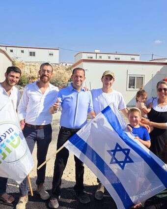 יוסי דגן עם המשפחות הראשונות ביישוב גנים | רועי חדי יוסי דגן עם המשפחות הראשונות ביישוב גנים | רועי חדי