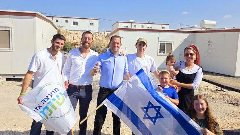 יוסי דגן עם המשפחות הראשונות ביישוב גנים | רועי חדי יוסי דגן עם המשפחות הראשונות ביישוב גנים | רועי חדי