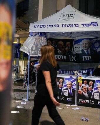 דוכני תעמולה סמוך לקלפי בתל אביב, במוצאי הבחירות | AFP דוכני תעמולה סמוך לקלפי בתל אביב, במוצאי הבחירות | AFP